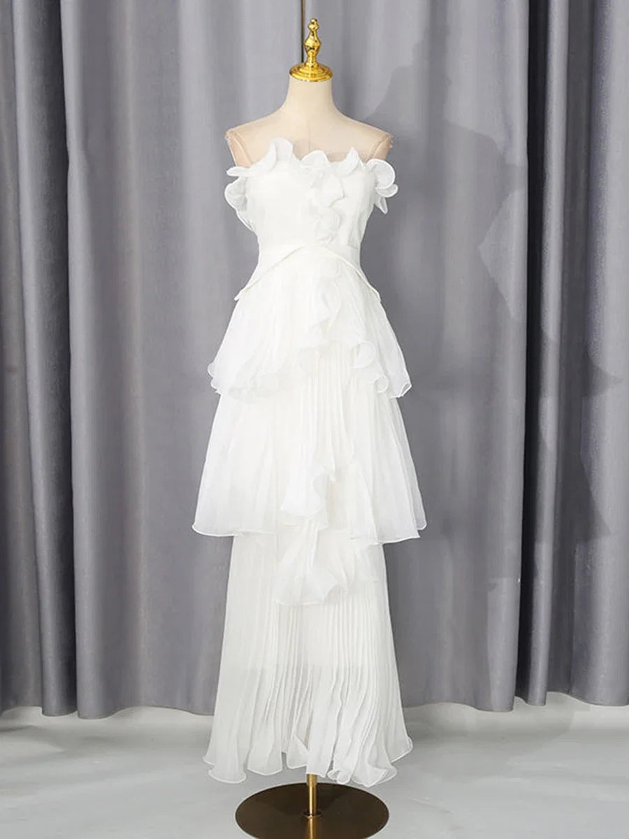 Weißes schulterfreies Maxikleid mit Rüschen und Stufenrock