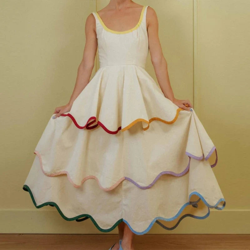 Ärmelloses Maxikleid mit Stufen und Rüschenbesatz