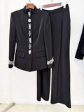 Schwarzer Hosenanzug mit verziertem Stehkragen und weiter Hose