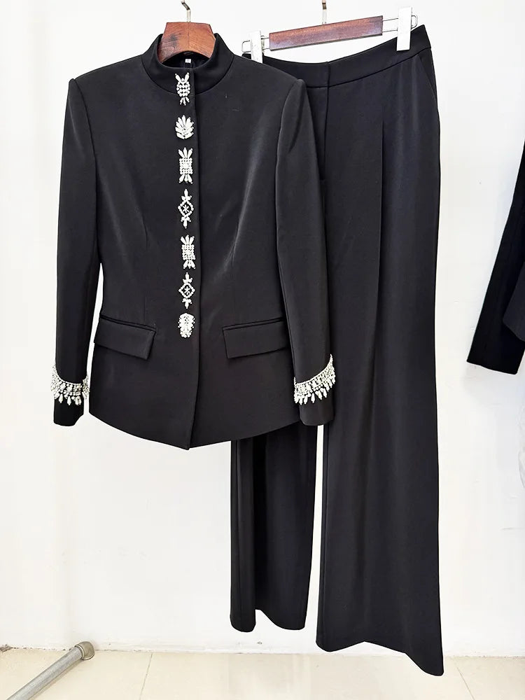 Schwarzer Hosenanzug mit verziertem Stehkragen und weiter Hose