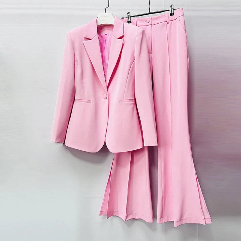 Rosa Hosenanzug mit Schlitz-Schlaghose und Ein-Knopf-Blazer