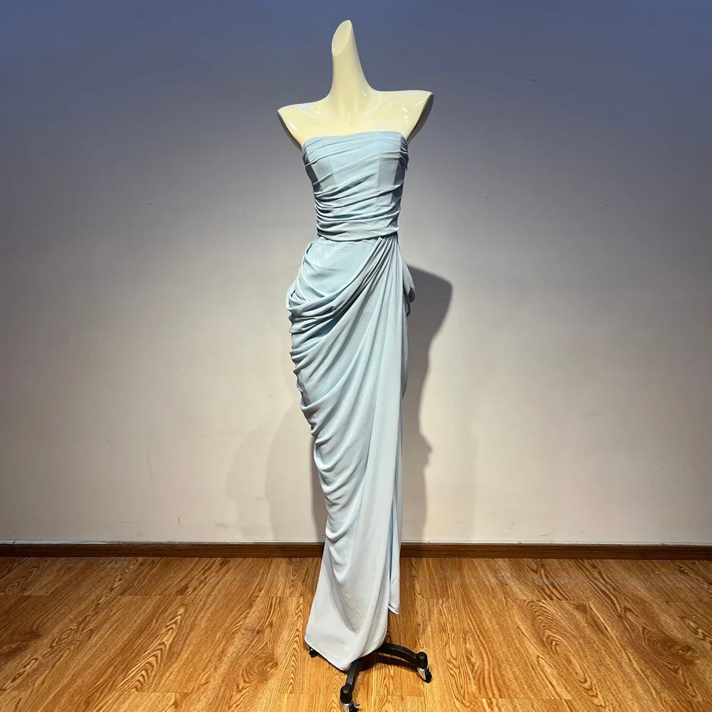 Schulterfreies Maxikleid mit Schnürung, Drapierung und Schlitz