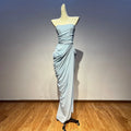 Schulterfreies Maxikleid mit Schnürung, Drapierung und Schlitz