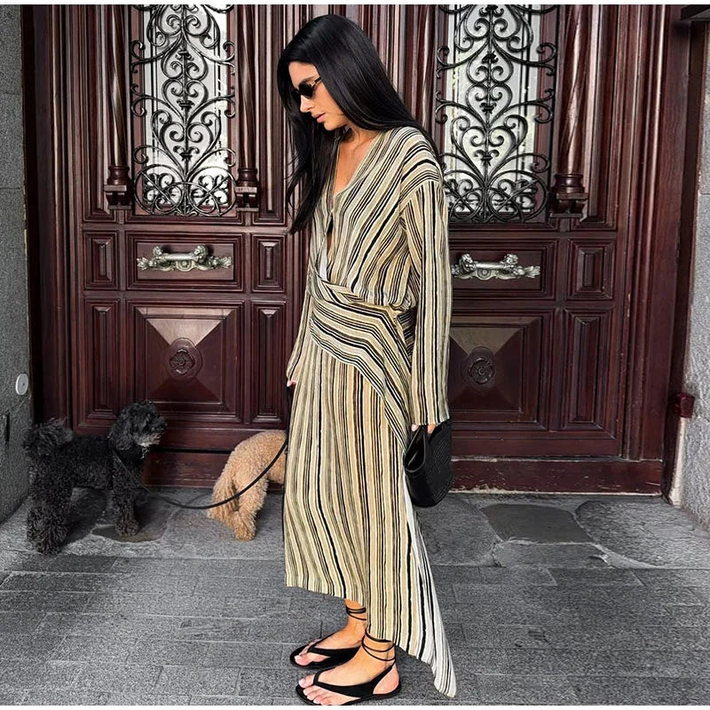 Gestreiftes Maxikleid mit langen Ärmeln und Mesh-Details – 01 – Farbe wie abgebildet