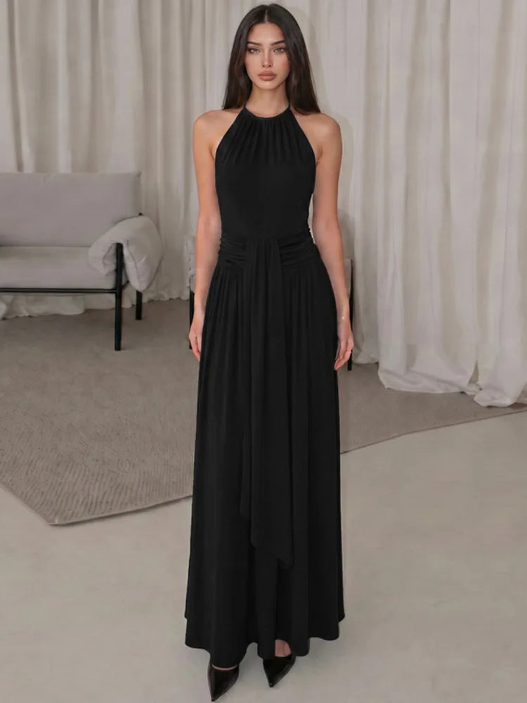 Ärmelloses Maxikleid mit hohem Ausschnitt und geraffter Taille